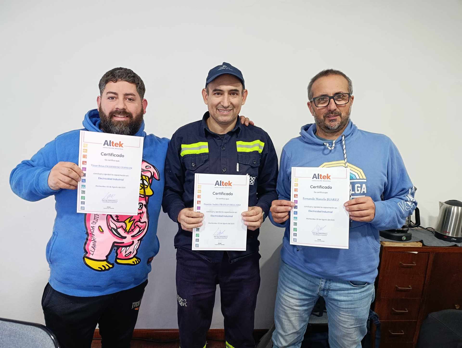 Electricidad Industrial Julio 2025.
Les presentamos a nuestros egresados del curso de electricidad industrial Julio 2025. Brian FRANCO, Damián FIGUEREDO y Marcelo JUAREZ.
Muchas gracias por la confianza depositada en ALTEK y un gran FELICITACIONES por los logros alcanzados!!! 
Participantes de las empresas: STL y Fanaproqui.