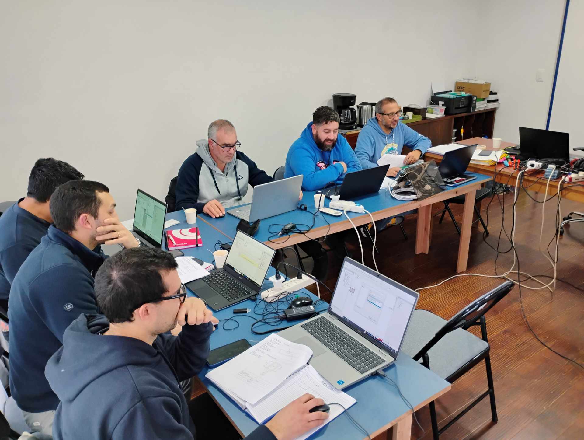 Aprendiendo a programar un PLC, curso básico de 20hs
Participantes  de las empresas: Alimentos Centenario, Unipersonal y STL.