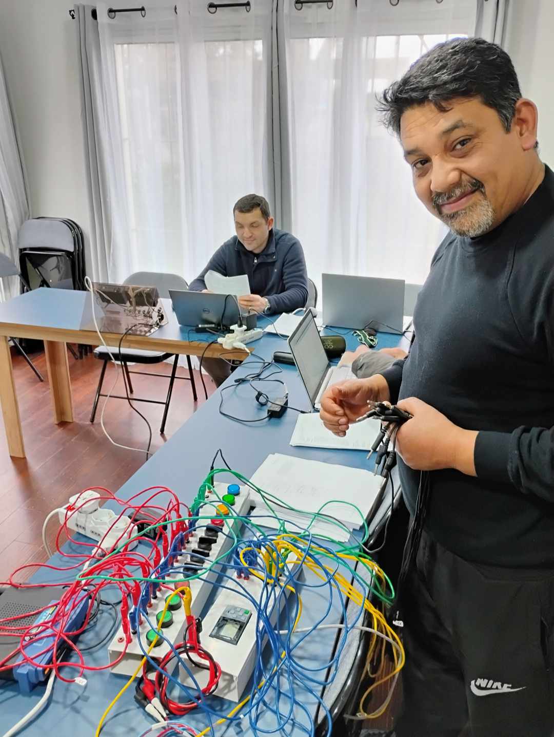Aprendiendo sobre las conexiones físicas de un PLC, tipos de entradas y salidas, y sus limitaciones en los equipos didácticos de Altek