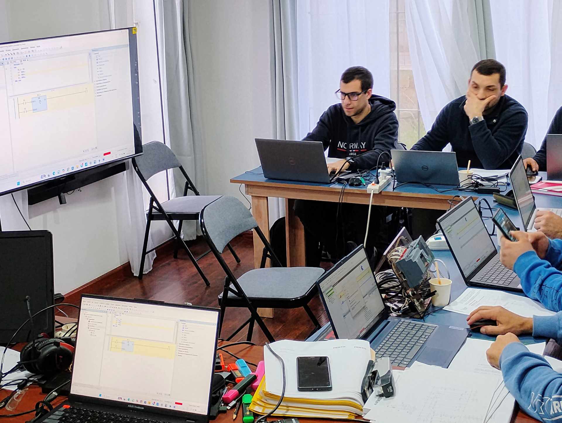 Conatel nos apoya técnicamente y con sus equipos. 