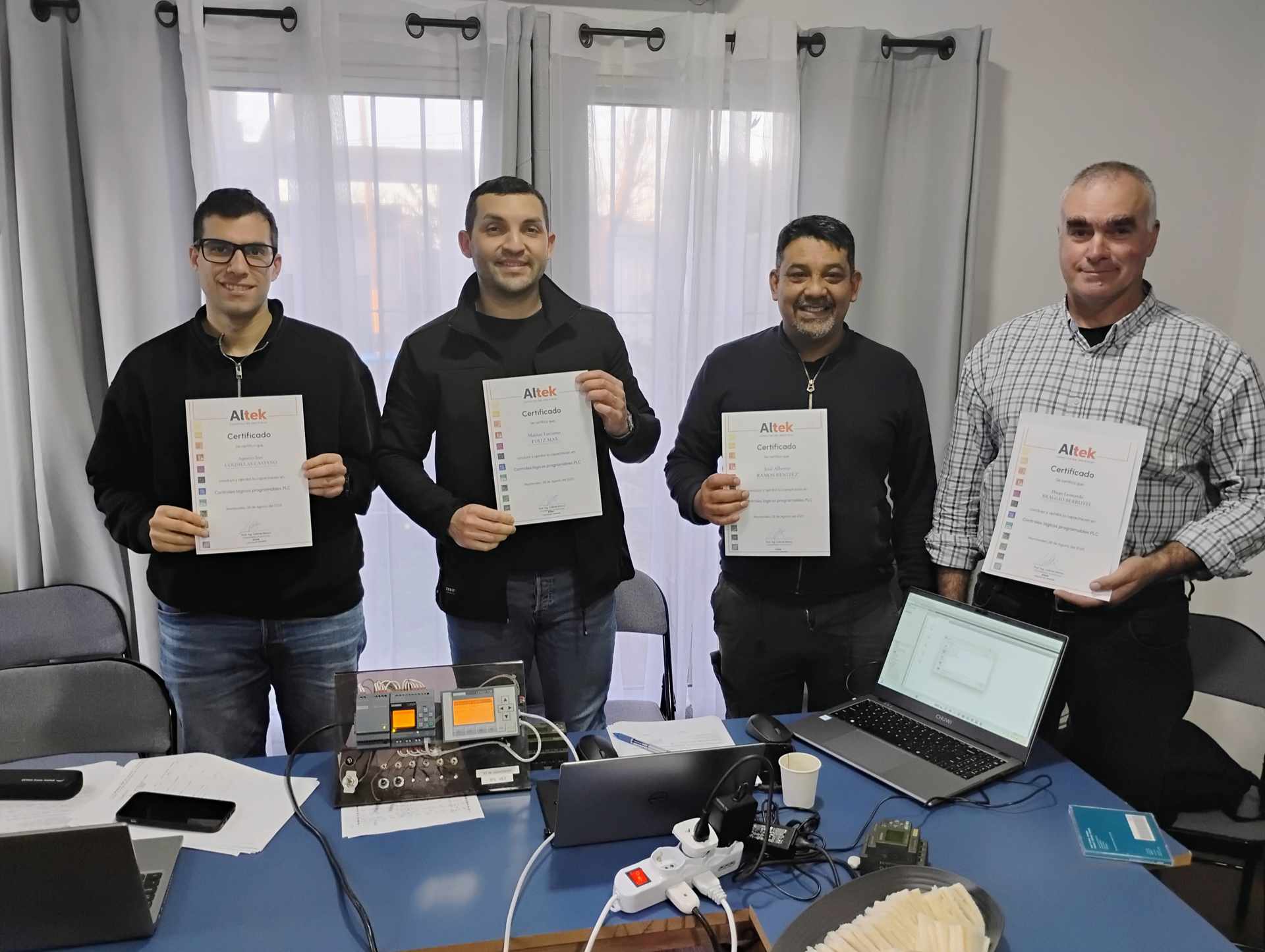 Finalizamos curso de PLC de 40 hs. 
Felicitaciones!!! 
Participantes de las empresas: Alimentos Centenario y Unipersonal