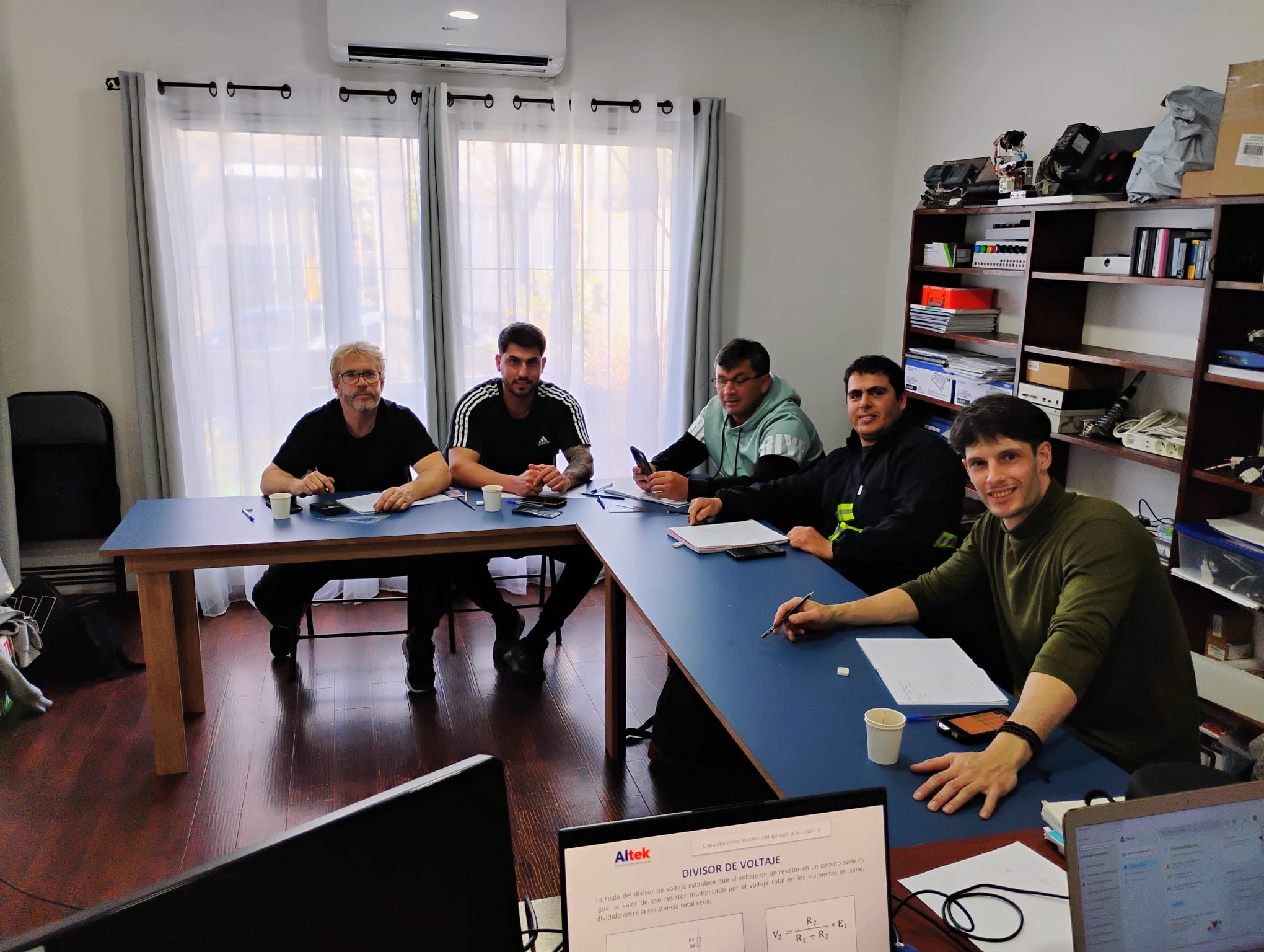 Inicio del curso de Electricidad Septiembre 2025.
Participantes de las empresas: STL, INEFOP, Vessena y Fev.