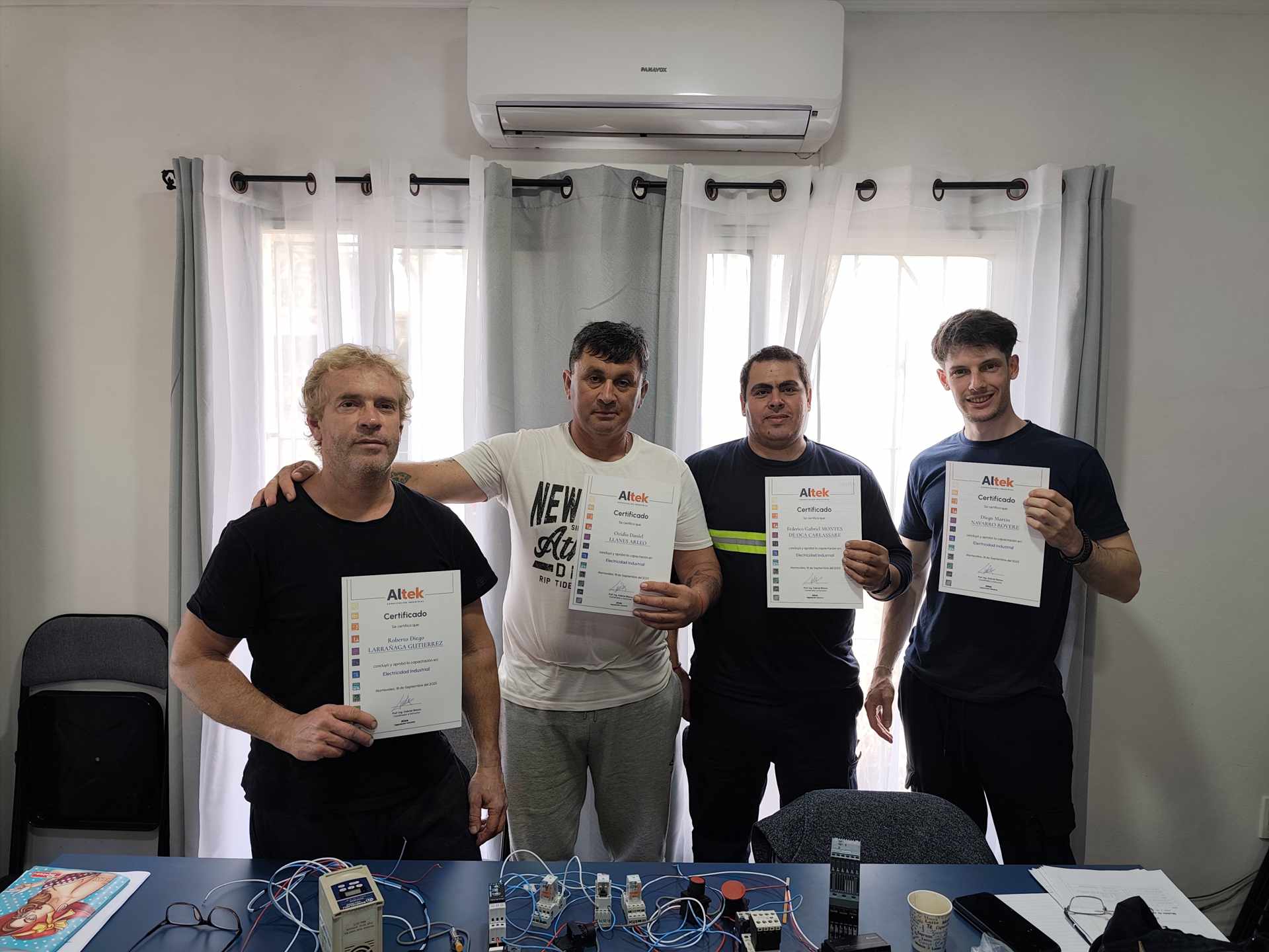 Hoy finalizaron la capacitación: Roberto Larrañaga, Ovidio Llanes, Federico Montes De Oca y Diego Navarro referentes de las empresas 
STL, Inefop, Vessena y FEV.