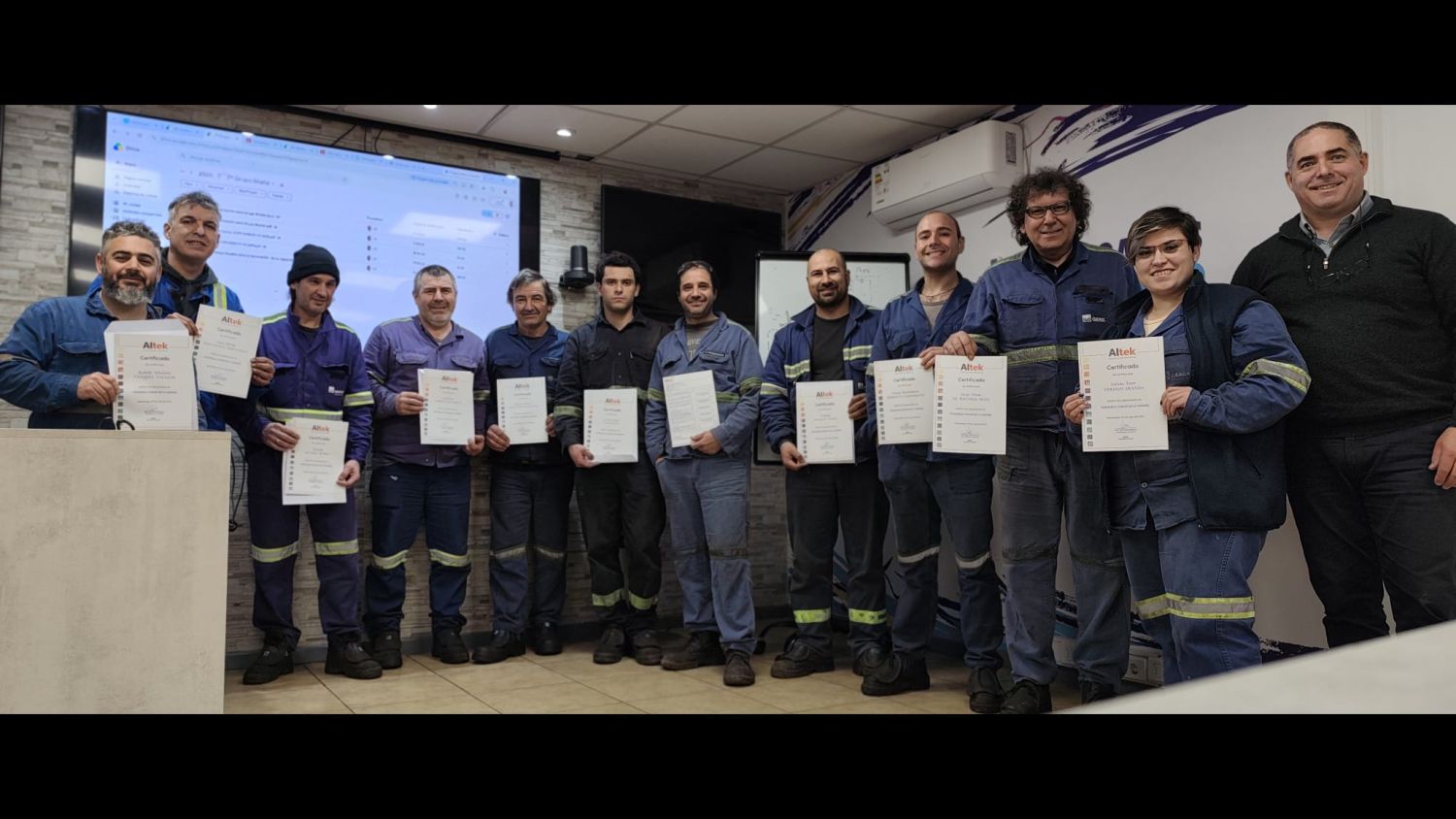 Entrega de certicados al equipo de Gerdau en Hidráulica Industrial